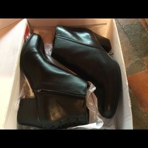 Women ankle boots. Aldo size 8.5